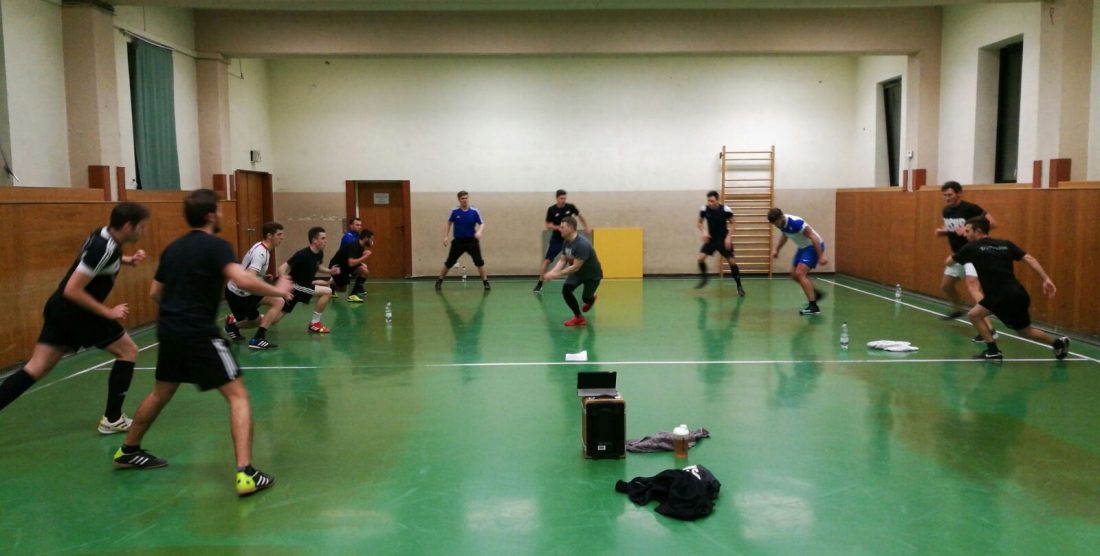 Adler trainieren trotz schlechtem Wetter